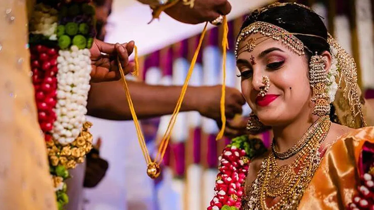 Why do they put 3 thorns on the bride's neck Marriage
