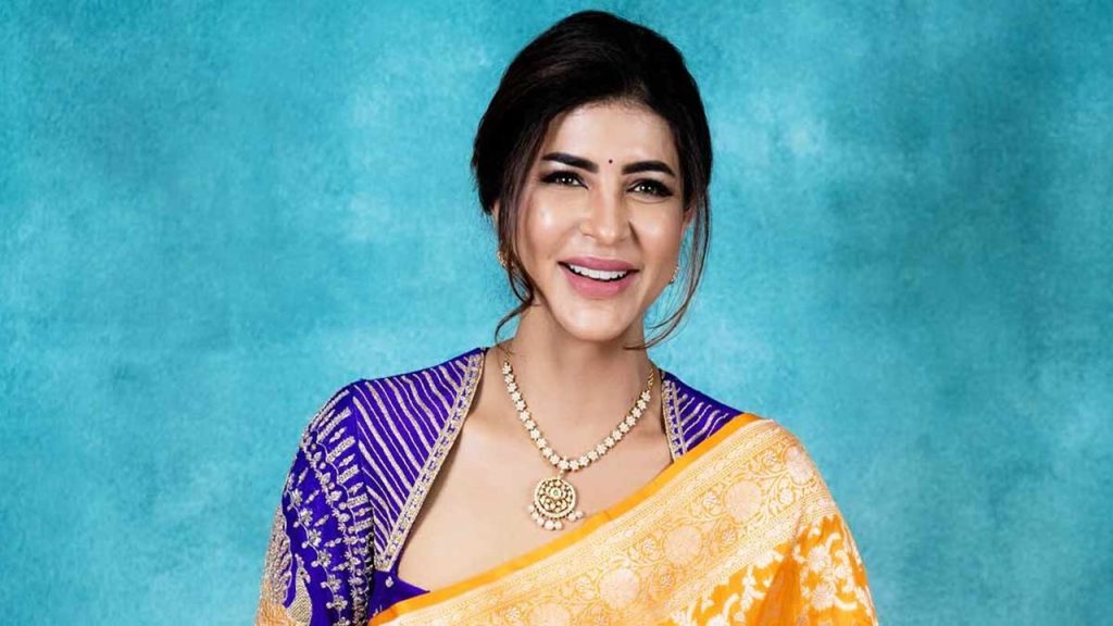 Manchu Lakshmi curses them saying they will be destroyed
