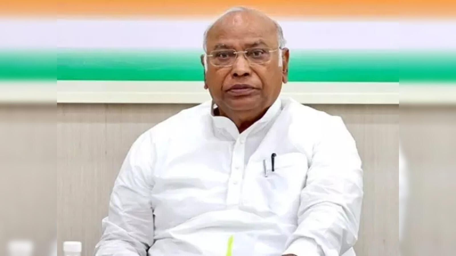 MGNREGA Scheme: పేదల కడుపు కొడుతున్న కేంద్ర ప్రభుత్వం - దేశవ్యాప్త ఉద్యమానికి పిలుపు!! Kharge Slams MGNREGA Scheme Abolition
