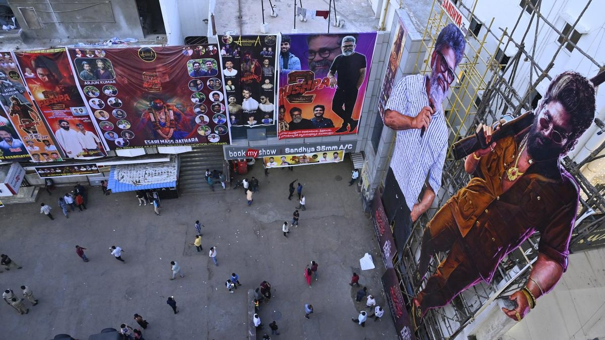 Pushpa 2: అల్లు అర్జున్ ను ఇంకా వెంటాడుతున్న పుష్ప 2 కేసు.. అల్లు అర్జున్ సహా 23 మంది పై ఛార్జ్షీట్ దాఖలు!! Pushpa 2 Sandhya Theater Case Update