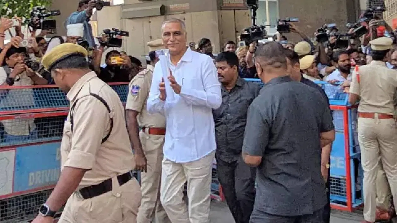 Harish Rao: రిటైర్ అయ్యాక కూడా, సప్త సముద్రాల అవతల దాక్కున్నా బొక్కలో వేస్తాం Harish Rao warns police