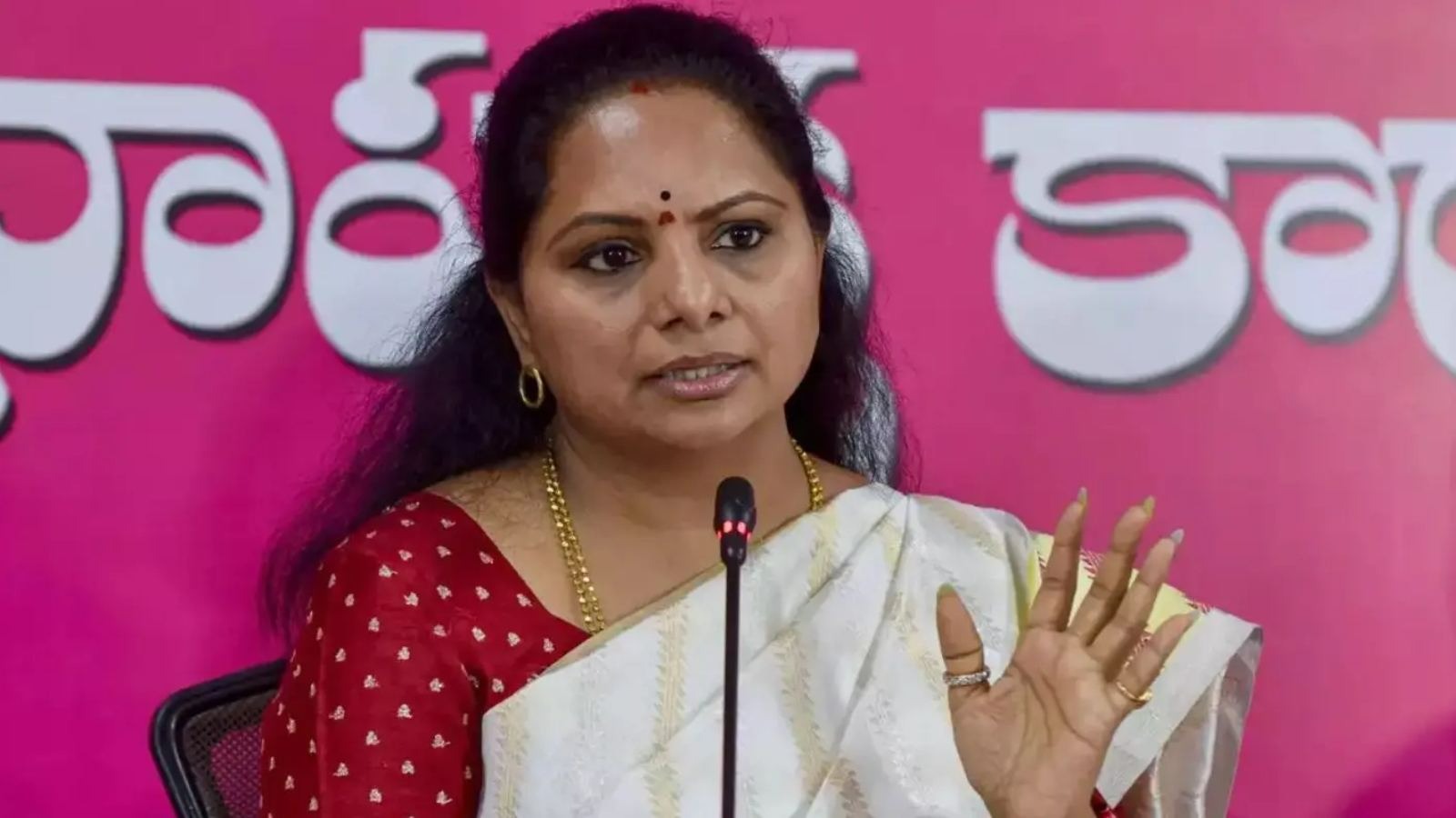 Kavitha: కవిత కన్నీటి ప్రసంగం.. తెలంగాణలో మూడో ప్రత్యామ్నాయం.. కవిత కొత్త పార్టీ దిశగా? Kavitha Quits BRS Over Internal Rivalry
