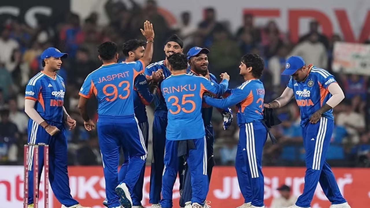 MS Dhoni Backs India For WC