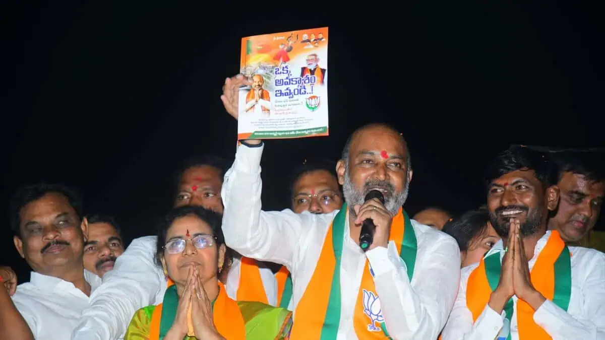 Bandi Sanjay : బండి సంజయ్ వివాదాస్పద వ్యాఖ్యలు.. 100 కోట్లు అంటూ ? Sensational remarks by Bandi Sanjay at the Karimnagar campaign rally