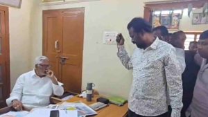 Congress workers in tears at Jeevan Reddy's house
