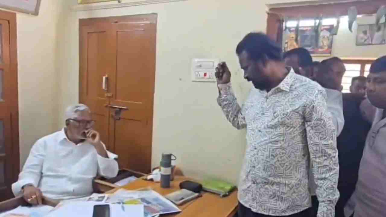 Congress workers in tears at Jeevan Reddy's house