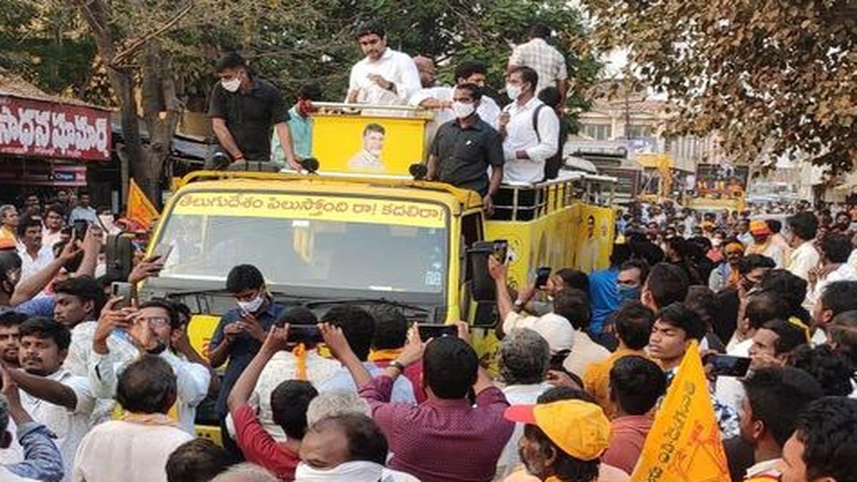 Pithapuram Municipality: పిఠాపురంలో ఫోటో రచ్చ.. చంద్రబాబు ఫోటో చిన్నదిగా ఉండటంపై దుమారం!! Pithapuram Municipality Banner Sparks TDP Protest