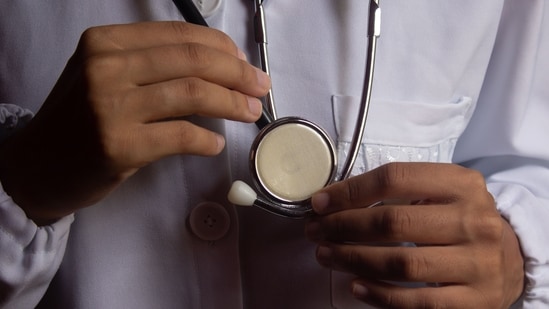 AIIMS వైద్యుడి అత్యుత్సాహం: ఆమె ఎందుకు అరిచింది