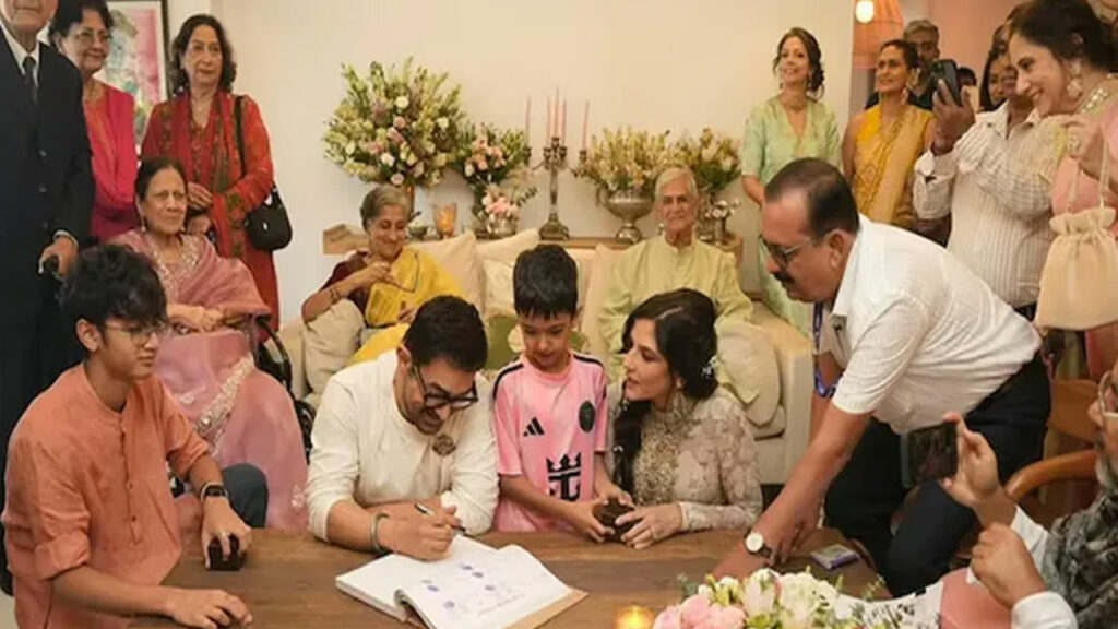 Aamir Khan, Gauri Spratt: అమీర్ ఖాన్ - గౌరీ స్ప్రాట్ సింపుల్ వివాహం ఫొటోలు వైరల్ aamir-1024x576.jpg