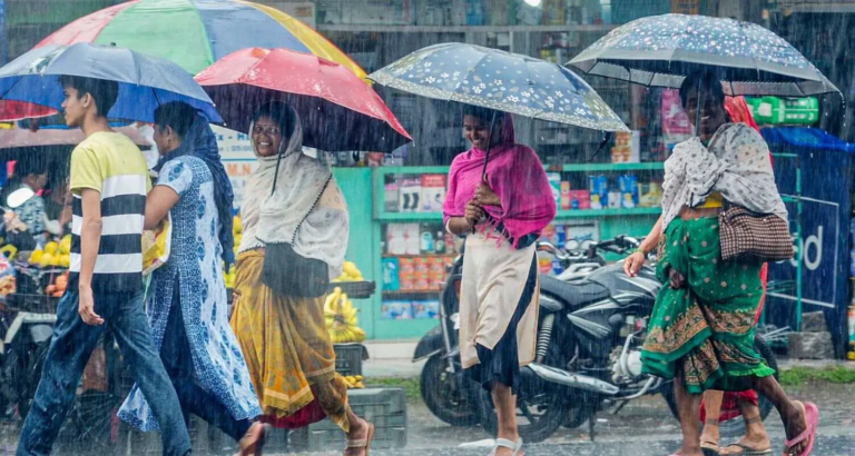 Delhi streets flooded after heavy rain