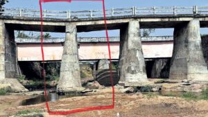 ఇసుక తవ్వకాలతో కుంగిపోతున్న బ్రిడ్జి