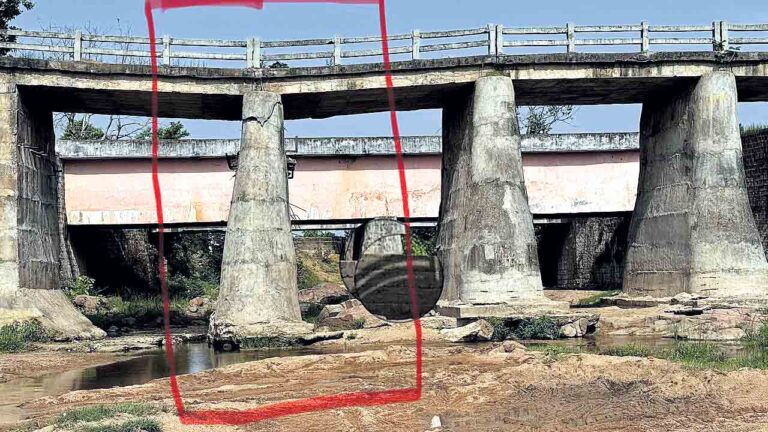 ఇసుక తవ్వకాలతో కుంగిపోతున్న బ్రిడ్జి
