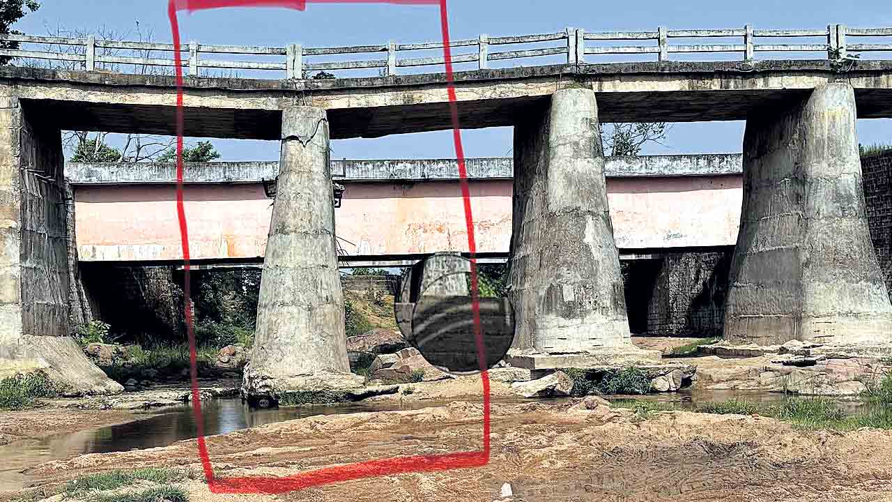 ఇసుక తవ్వకాలతో కుంగిపోతున్న బ్రిడ్జి