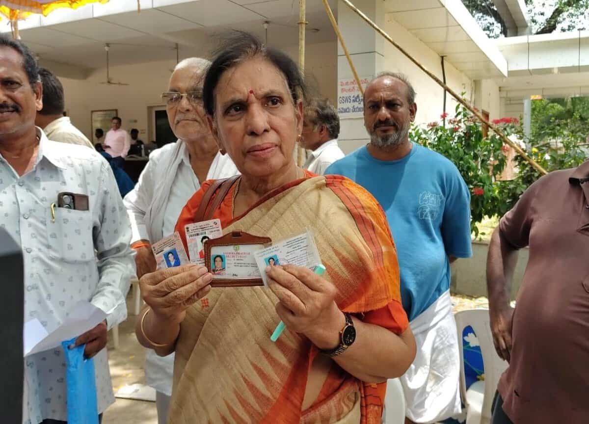 ఏపీలో మాజీ మంత్రి ఓటు గల్లంతు... ఇప్పుడెలా 'సర్'?