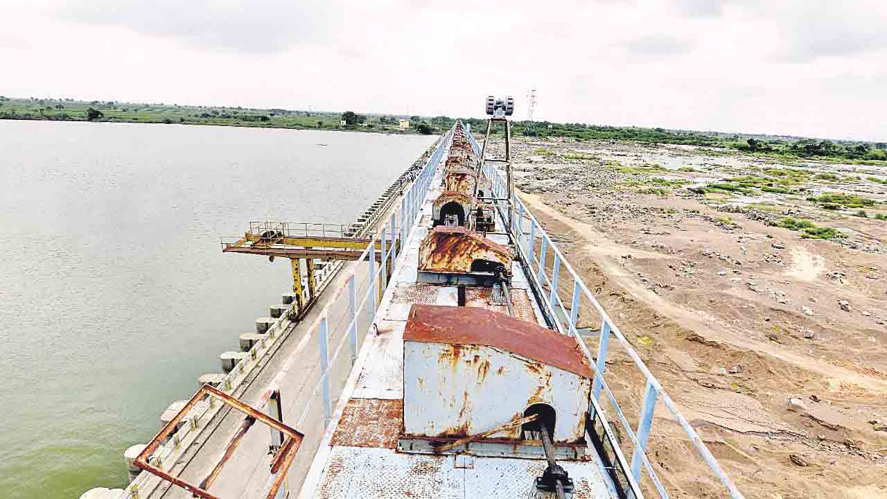 Karnataka water Telangana drought image