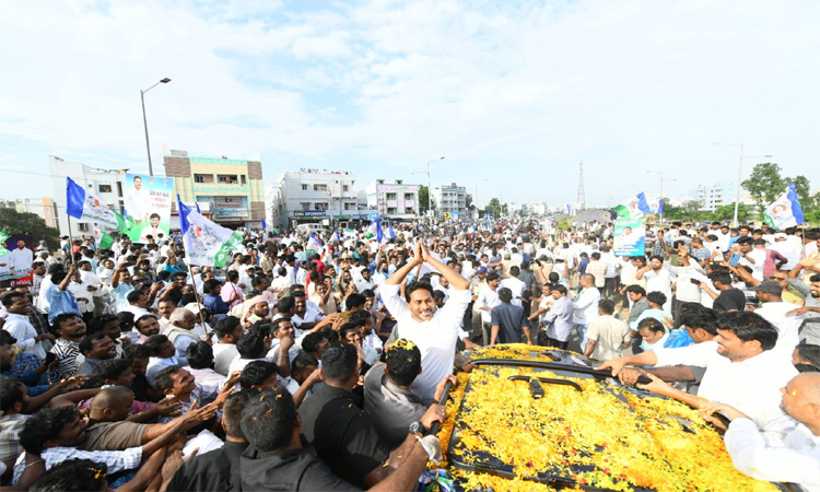 జగన్ రాకతో పోటెత్తిన ఉత్తరాంధ్ర.. ఆంక్షలు చేధించి
