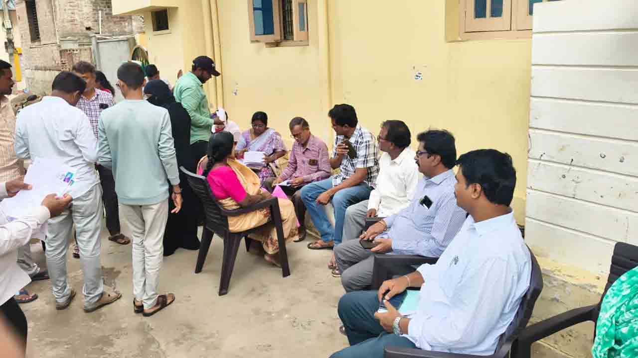 తర్జన.. భర్జన