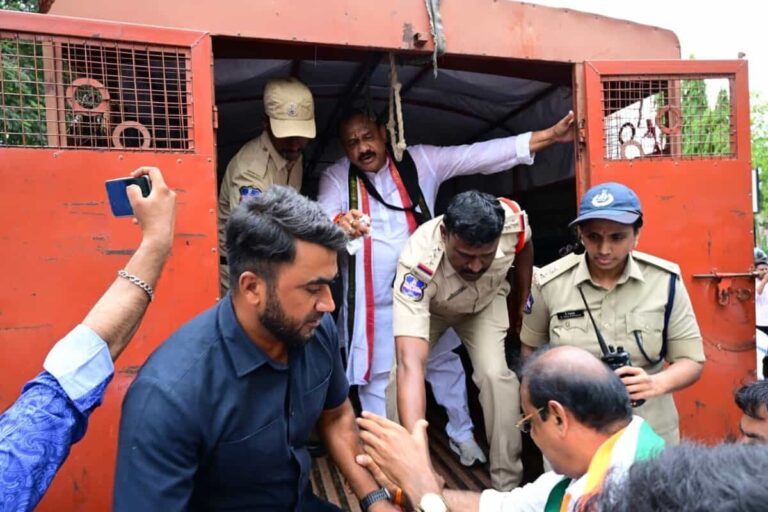 తెలంగాణలో విచిత్రం... మంత్రుల అరెస్టు!