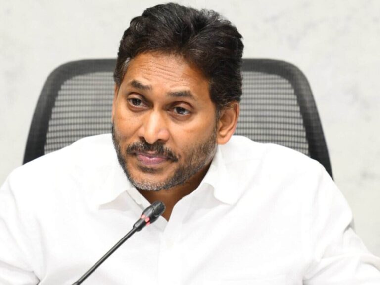 నాయకుల మాట వినకపోతే చీలిక తప్పదు జగన్...!