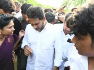 బాధితులను వదిలేసి నిందితులకు పరామర్శేంటి జగన్?