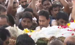 ముద్రగడ పాడె మోసిన జగన్.. కుటుంబ సభ్యులకు పరామర్శ