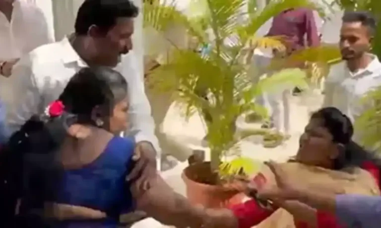 వీడియో: జుట్టు పట్టుకొని కొట్టుకున్న వైసీపీ నేతలు