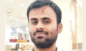 సాయం చేయడానికి వెళ్తే.. ఎడారిలో పూడ్చిపెట్టారు!