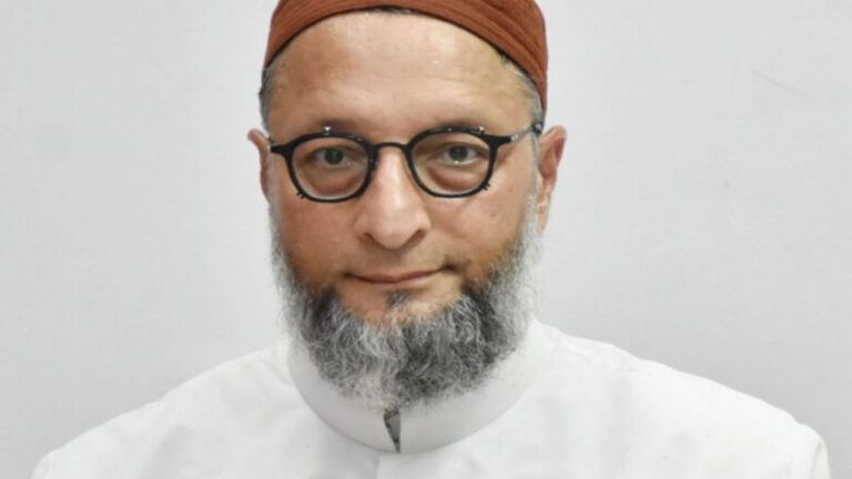 asaduddin-owaisi-flag-hoisting-event