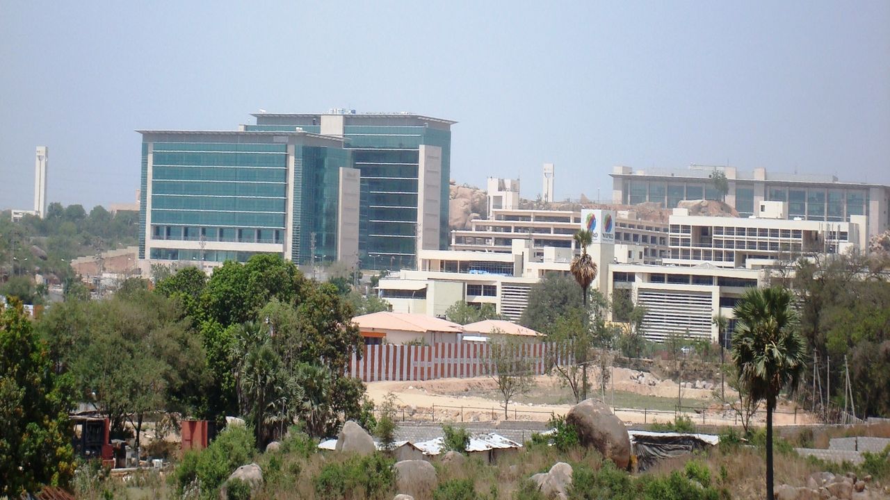 gachibowli-bldg-accident-night-fear