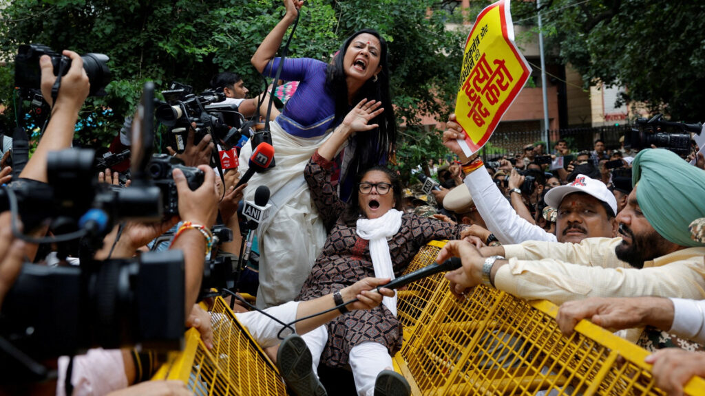 opposition protest: పార్లమెంట్ ఆవరణలో విపక్షాల నిరసన మార్చ్