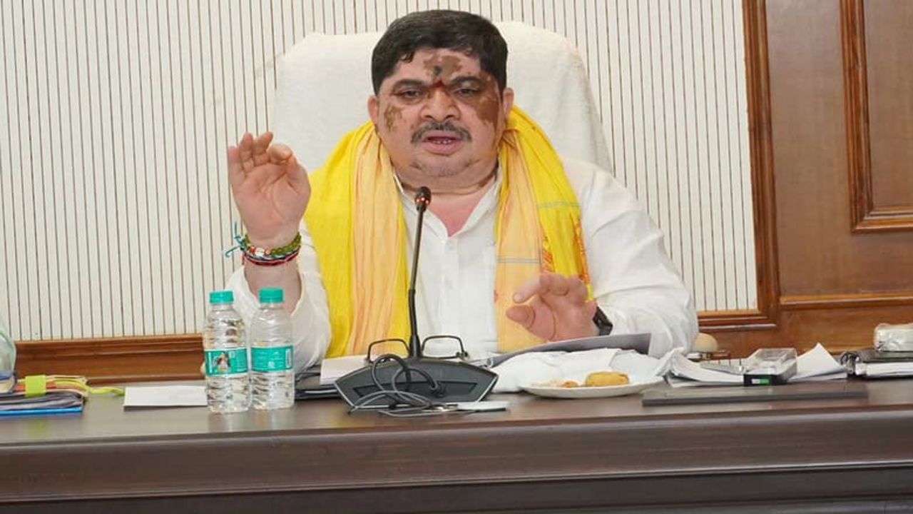 Ponnam Prabhakar: ట్యాంక్ బండ్ మీద మంత్రి పొన్నం ప్రభాకర్.. ఎమ్మెల్యే దానం నాగేందర్ మాస్ డాన్స్ అదుర్స్!! ponnam-prabhakar-auto-drivers-telangana