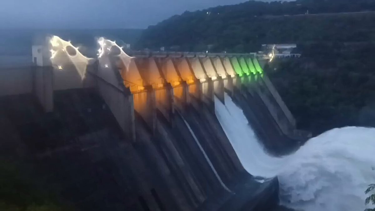 srisailam project: భారీ వరద నీటి ప్రవాహం srisailam project: భారీ వరద నీటి ప్రవాహం