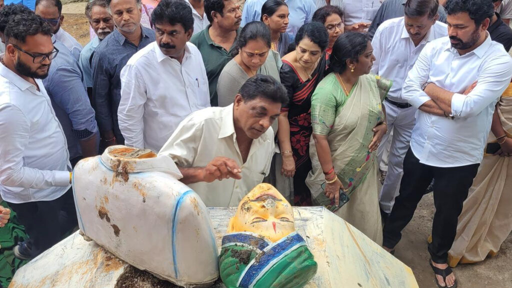 ysr statue: హైదరాబాద్లో రోడ్డు విస్తరణలో వైఎస్ఆర్ విగ్రహం రెండు ముక్కలు