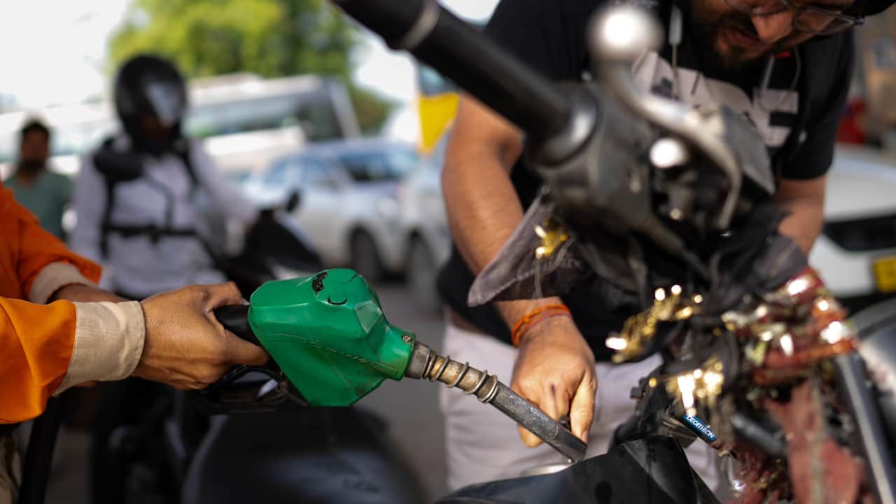 Petrol: అంతర్జాతీయ మార్కెట్లో పెరిగిన క్రూడాయిల్ ధరలతో మన నగరాల్లో రేట్లు ఎలా ఉన్నాయి?