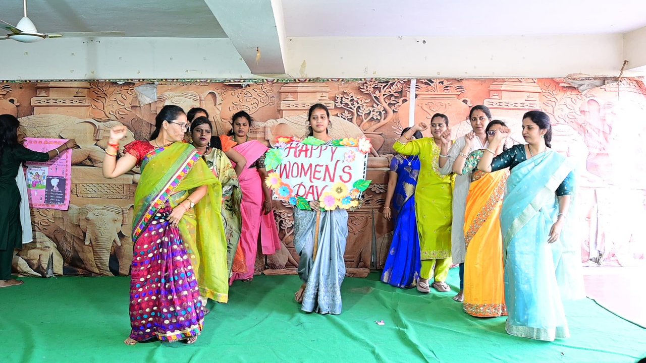 అల్ఫోర్స్ పాఠశాలలో మహిళా శక్తికి నీరాజనం.. దండియా, బతుకమ్మ వేడుకలు!